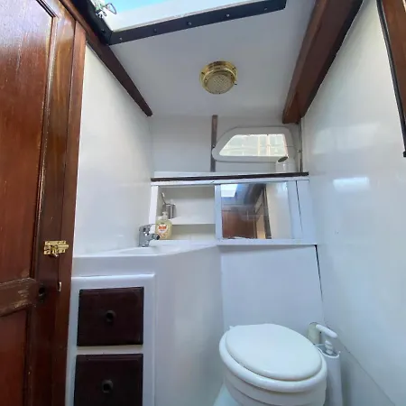 Botel Alojate En Un Velero En O Regala La Experiencia A Alguien Especial Empuriabrava