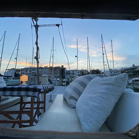 Alojate En Un Velero En O Regala La Experiencia A Alguien Especial Ботель