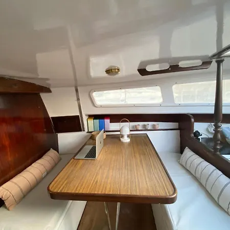 Ботель Alojate En Un Velero En O Regala La Experiencia A Alguien Especial