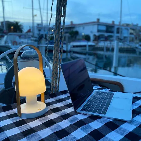 Alojate En Un Velero En O Regala La Experiencia A Alguien Especial Ботель